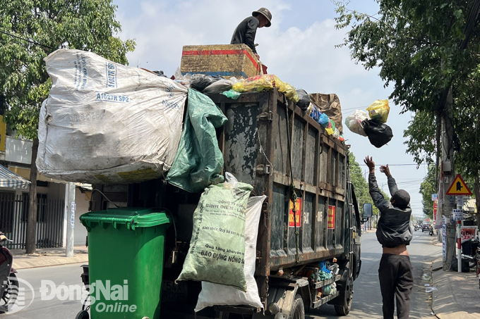 Thu gom rác thải sinh hoạt tại TP.Biên Hòa