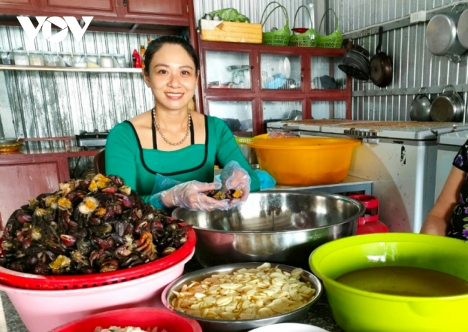 Tại thị trấn Rạch Gốc, huyện Ngọc Hiển có nhiều hộ gia đình làm món ba khía muối trộn sẵn cung ứng ra thị trường