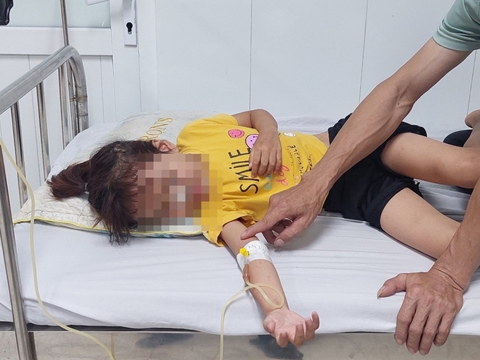 Cháu bé 9 tuổi con gái chị Nga bị bệnh nặng, phải đưa tới Bệnh viện Trung ương Huế tiếp tục điều trị