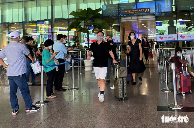 TP.HCM khuyến cáo người dân tiếp tục đeo khẩu trang, khử khuẩn nơi đông người, đặc biệt là trong dịp nghỉ lễ sắp tới - Ảnh: XUÂN MAI