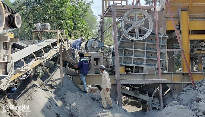 Một cơ sở kinh doanh vật liệu xây dựng ngay cạnh sông Buông. Ảnh: H.Lộc