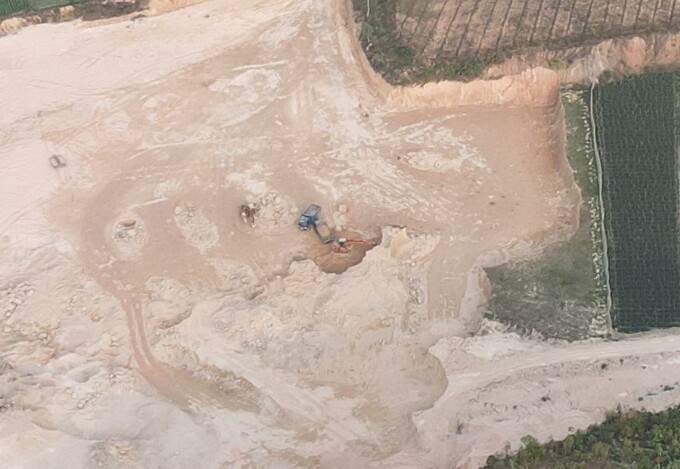 Hàng ngàn m2 đất bị đào xới tại xã Lạc Xuân để phục vụ khai thác đất lậu.