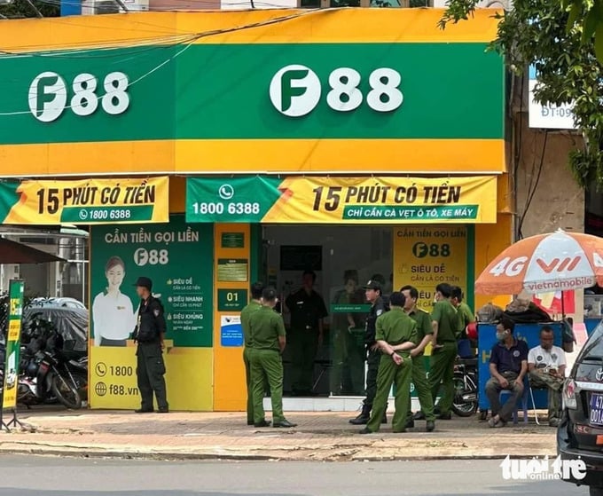 Công an TP Buôn Ma Thuột phối hợp với Phòng cảnh sát hình sự Công an tỉnh Đắk Lắk đồng loạt kiểm tra các cơ sở F88 tại thành phố - Ảnh: TÂM AN