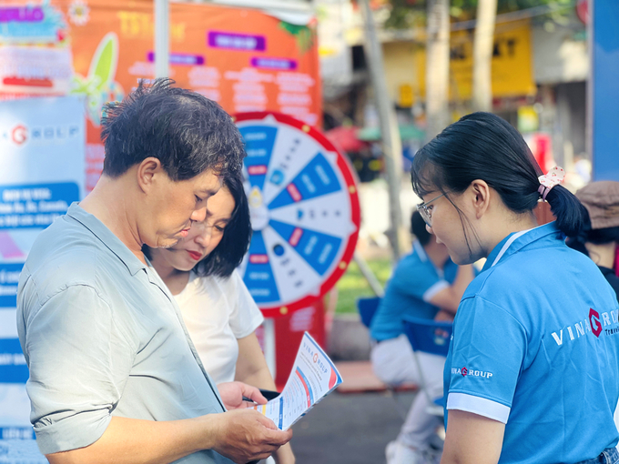 Trong khuôn khổ Ngày hội du lịch TPHCM lần thứ 19 diễn ra ở công viên 23/9 (quận 1, TPHCM), nhiều công ty du lịch, lữ hành chào bán giá tour du lịch nước ngoài dịp lễ 30/4 và hè 2023 rẻ hơn giá tour trong nước - Ảnh: Quốc Thái
