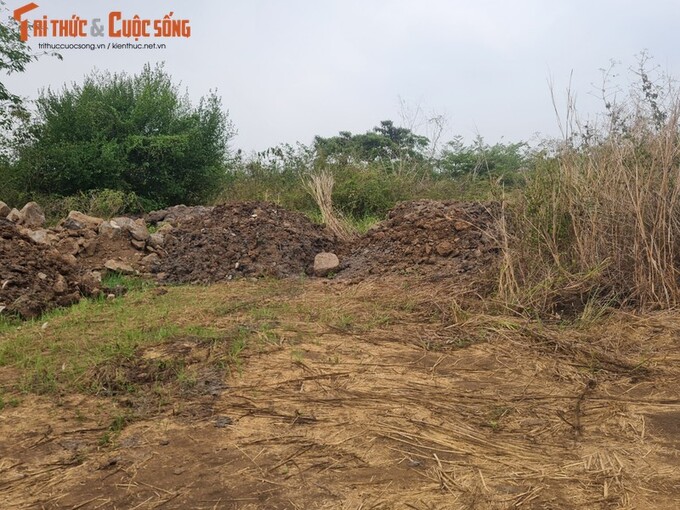 Tại xã Hưng Thịnh, một số vị trí thửa đất được sử dụng làm nơi tập kết chất thải vẫn còn mới, đất đá lẫn lộn và thường chọn vị trí ngay sát lối đi. Ảnh NL