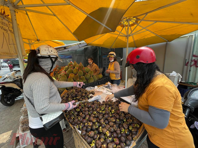 Nhiều người mua sầu riêng, măng cụt Thái Lan tại điểm bán trái cây trên đường Lê Quang Định (quận Bình Thạnh)- Ảnh: Nguyễn Cẩm