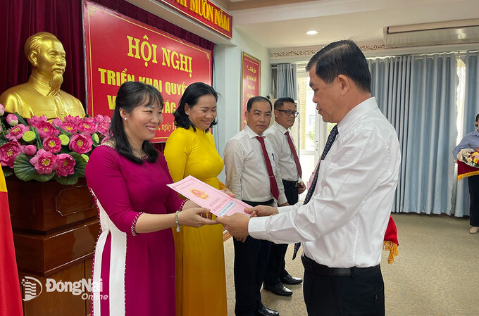 Bí thư Tỉnh ủy Nguyễn Hồng Lĩnh trao quyết định về công tác cán bộ cho các đồng chí nhận nhiệm vụ mới