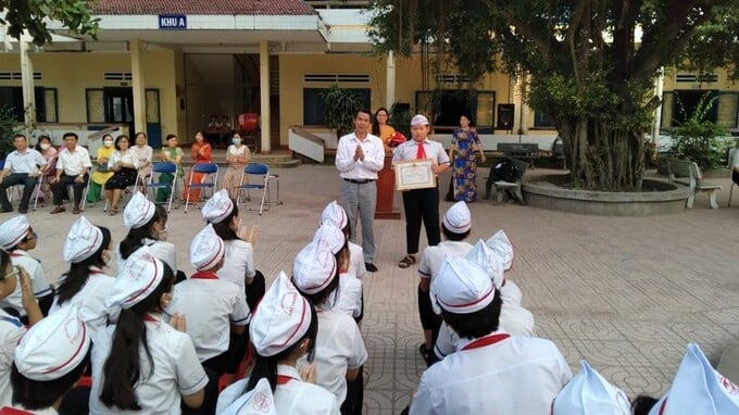 Ông Nguyễn Văn Tâm - Phó Giám đốc Sở GD&ĐT Quảng Ngãi trao Giấy khen cho học sinh Võ Tấn Đệ. Ảnh N.P.
