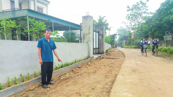 Ông Nguyễn Xuân Lý tại diện tích đất hiến để mở rộng đường giao thông