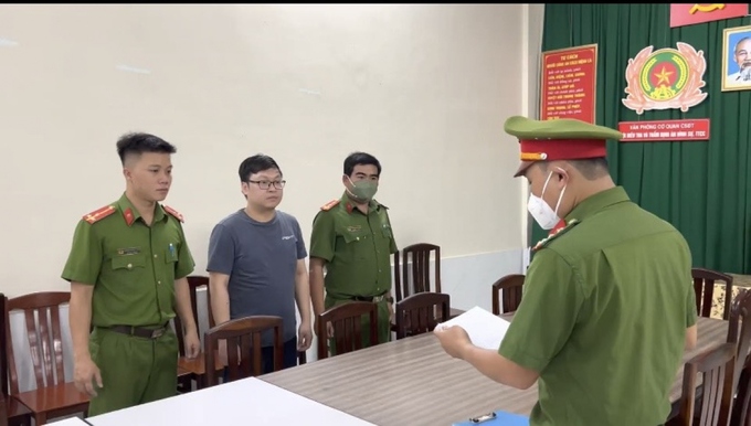 Lực lượng chức năng đọc lệnh bắt bị can Nguyễn Tuấn Anh - Phó trưởng Phòng tàu sông, Cục Đăng kiểm Việt Nam.