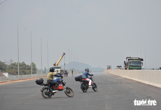 Hai người đi phượt bằng xe máy trên cao tốc Phan Thiết - Dầu Giây đang làm