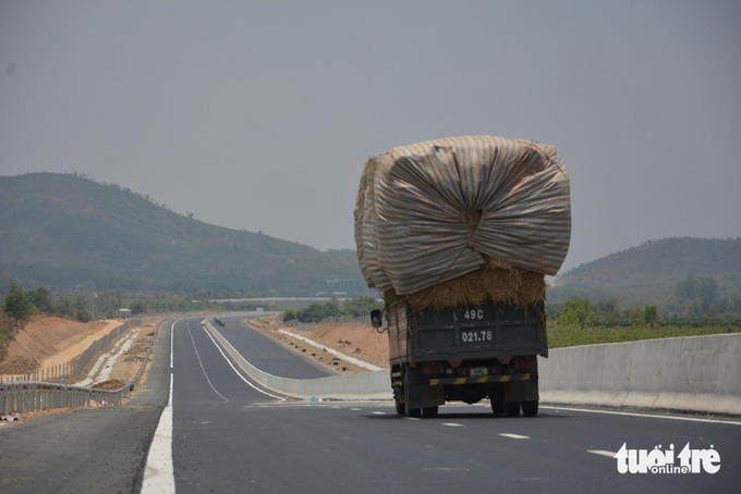 Xe chở rơm quá khổ vô tư chạy trên cao tốc Phan Thiết - Dầu Giây đang làm