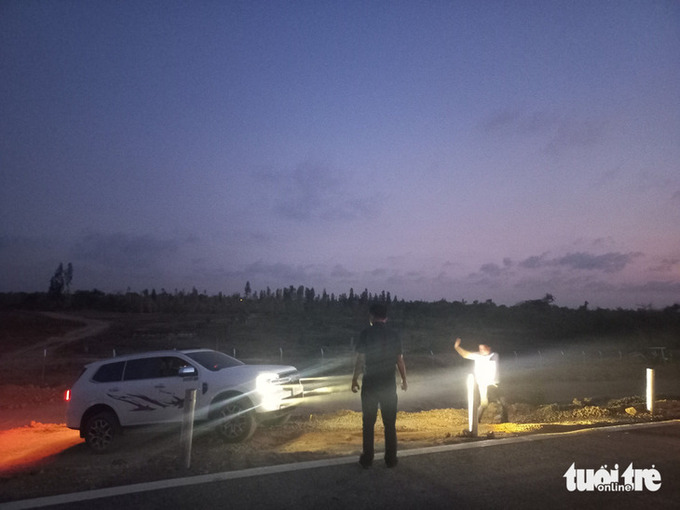 Một chiếc ô tô né đoạn nhà thầu chặn thi công rồi tiếp tục leo lên cao tốc Vĩnh Hảo - Phan Thiết trong đêm tối