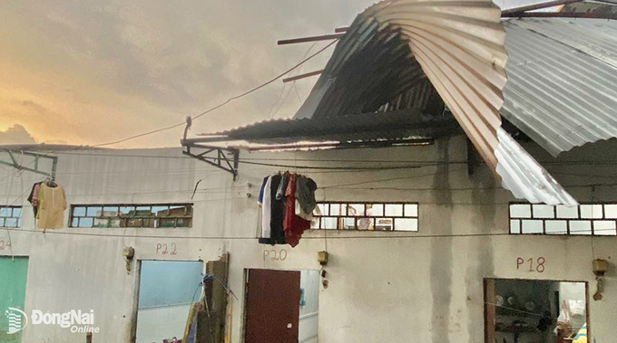 Một loạt phòng trọ tại xã Hố Nai 3 (H.Trảng Bom) bị tốc mái trong cơn mưa chiều 24-4. Ảnh: Trần Nam