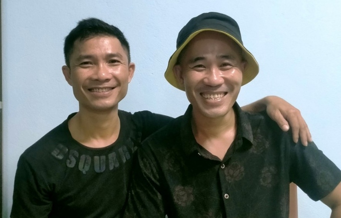 Hai anh em ngư dân Đậu Minh Yên và Đậu Khắc Bình những người đã cứu 4 du khách đuối nước trên biển Cửa Lò vào sáng ngày 23/4