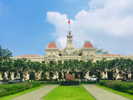 Di tích kiến trúc nghệ thuật cấp quốc gia Trụ sở HĐND - UBND TPHCM nhìn từ Công viên tượng đài Chủ tịch Hồ Chí Minh