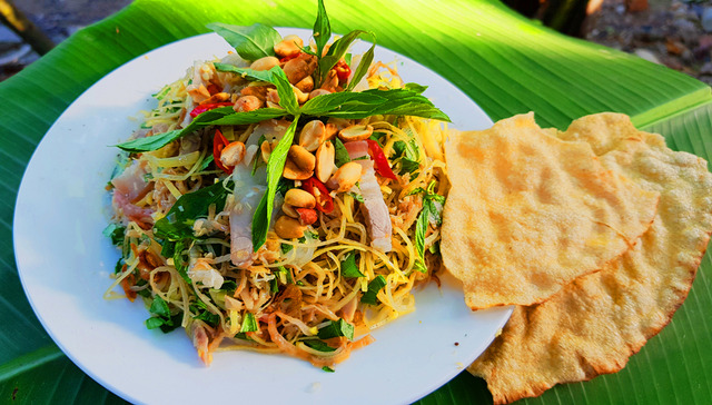 Gỏi bắp chuối ăn kèm bánh tráng Nguyễn Nhật Thanh