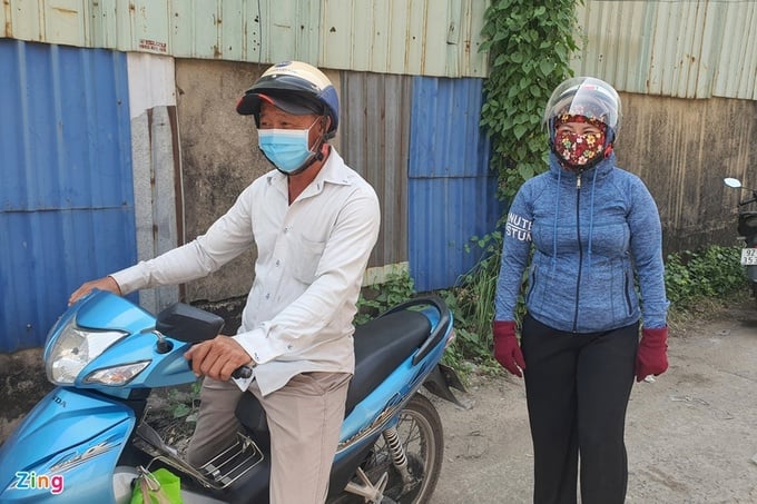 Ông Tâm và vợ đành quay về vì Trung tâm đăng kiểm 50-05V từ chối phát số thứ tự trực tiếp. Ảnh: Minh Huy.