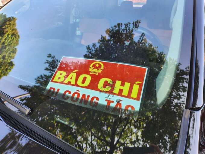 Chiếc ôtô gắn logo