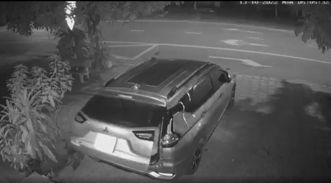 Cốp sau chiếc Mitsubishi Xpander bật mở trong đêm - Video: Cù Sơn/Facebook