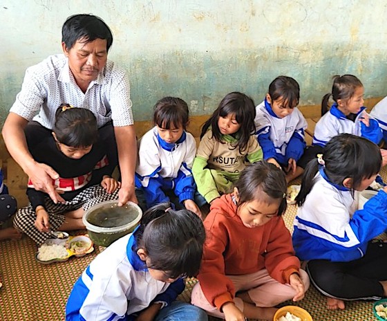 Học sinh dùng cơm trưa miễn phí tại Trường Tiểu học xã Đắk Hà
