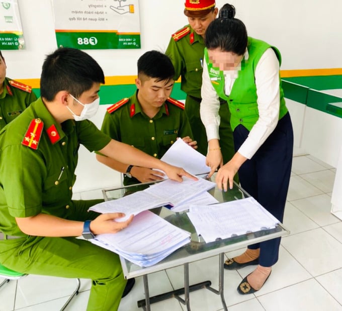 Quá trình kiểm tra, lực lượng công an đã phát hiện, thu giữ nhiều tài liệu liên quan đến hoạt động kinh doanh không đúng quy định của điểm kinh doanh F88
