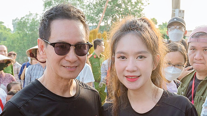 Vợ chồng Lý Hải - Minh Hà với người dân làng chiếu Định Yên - Ảnh: ĐPCC