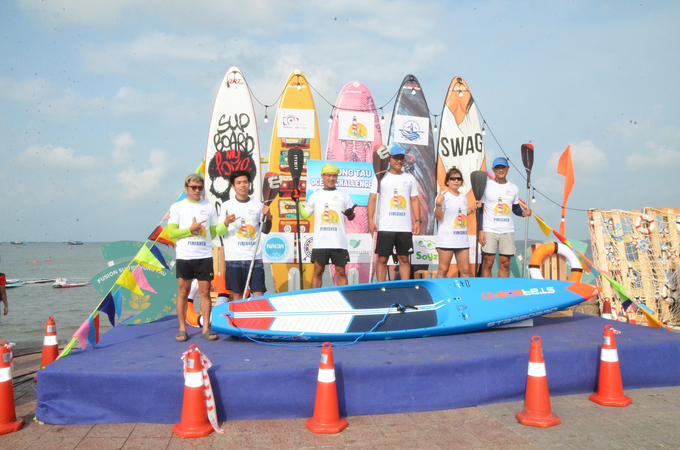 Các vận động viên check-in tại cuộc thi chèo Sup ở biển Bãi Trước.