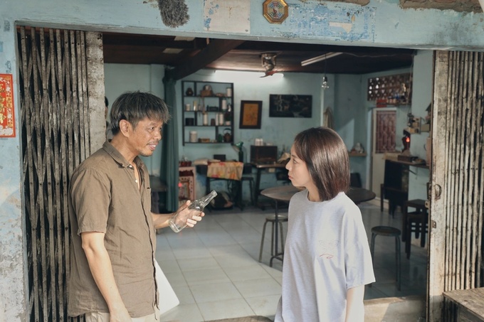 Hai phim Việt gồm Lật mặt 6 và Con Nhót mót chồng bị nhiều tài khoản mạng quay lén và đăng tải trên TikTok, Facebook. Ảnh: ĐPCC.
