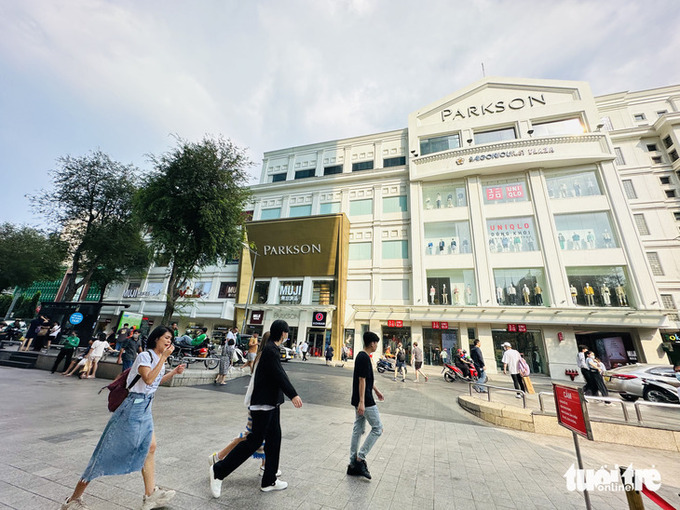 Trung tâm thương mại Parkson quy tụ nhiều cửa hàng của các thương hiệu lớn. Phần lớn diện tích được các nhà bán lẻ lớn đến từ Nhật Bản thuê như Uniqlo, Muji, Kohnan Japan - Ảnh: BÔNG MAI