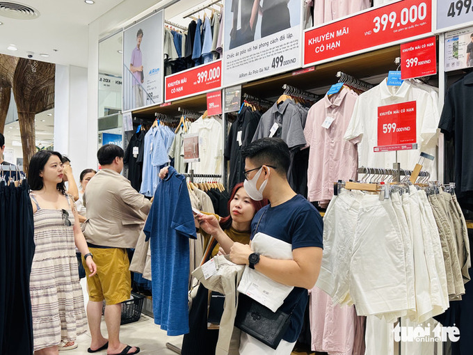 Uniqlo tung khuyến mãi, thu hút nhiều khách hàng tới mua sắm bên trong Parkson vào chiều 30-4 - Ảnh: BÔNG MAI