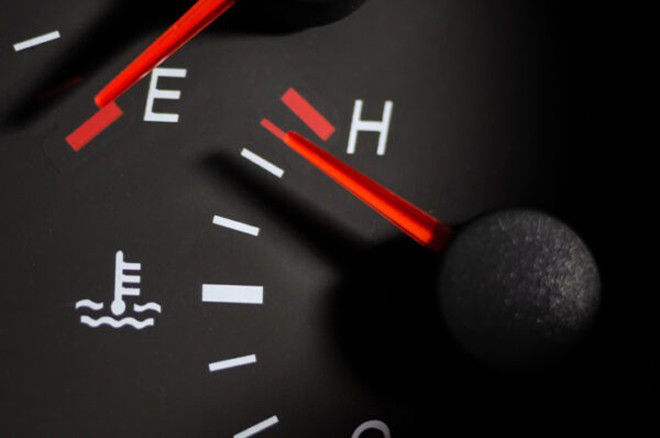 Khi đi đường tắc, cần liên tục để ý kim báo nhiệt độ động cơ của xe.