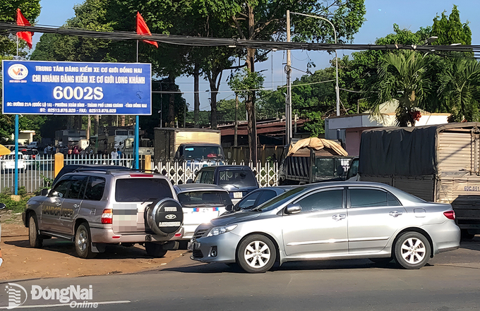 Xe ô tô các loại xếp hàng dài chờ tới lượt vào đăng kiểm trước cổng Trung tâm Đăng kiểm xe cơ giới 60-02S (TP.Long Khánh) trong ngày 3-5. Ảnh: CTV.