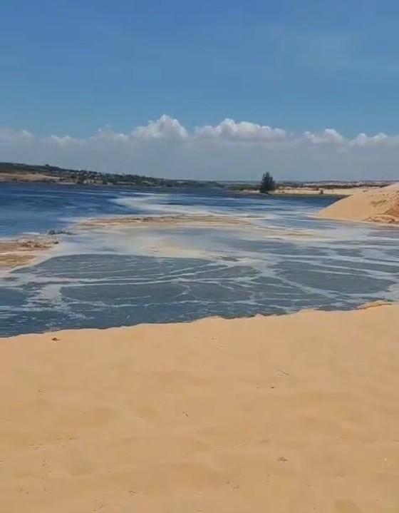 Thời điểm một phần đồi cát Bàu Trắng bị sụp xuống hồ Bàu Bà