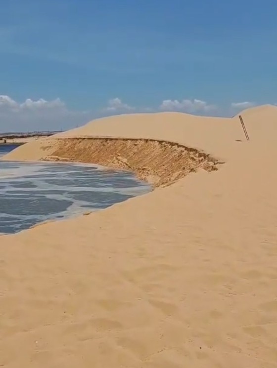 Khu vực sạt lở kéo dài 70-80m, sâu vào đồi cát khoảng 25m