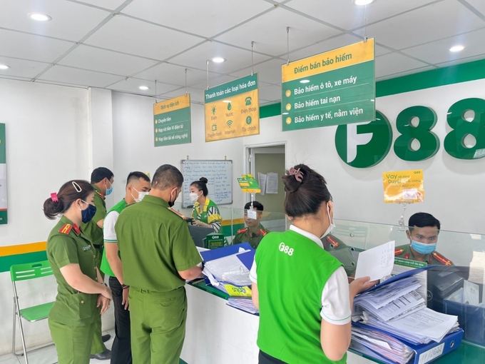 Công an TP. Dĩ An kiểm tra tại một điểm giao dịch F88 trên địa bàn (Ảnh: CACC).