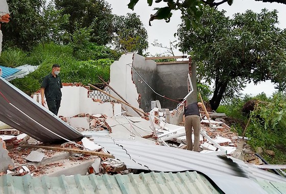 Lực lượng chức năng cưỡng chế tháo dỡ một công trình tại phường Ghềnh Ráng, TP Quy Nhơn