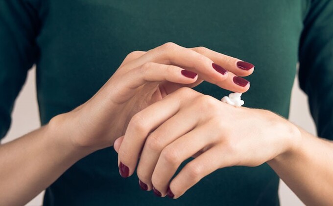 Nên lựa chọn kem dưỡng ẩm an toàn, phù hợp với tình trạng viêm da cơ địa.