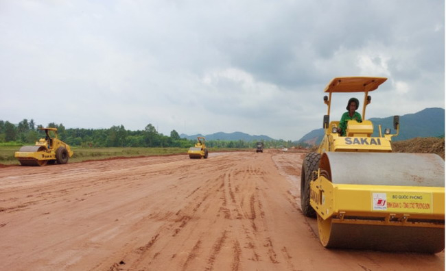 Dự án cao tốc Bắc - Nam đoạn đi qua huyện Hoài Ân đang được Tổng Công ty xây dựng Trường Sơn khẩn trương thi công. Ảnh: HẢI YẾN