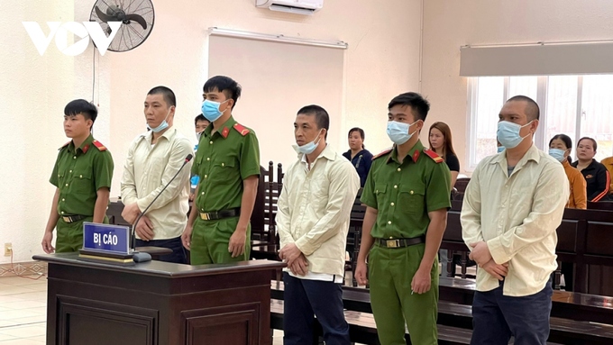Bị cáo Phát và các đồng phạm tại phiên tòa xét xử.