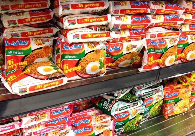 Mì ăn liền Indomie cũng được bán tại nhiều siêu thị ở Việt Nam. Ảnh: Nikkei Asian Review.