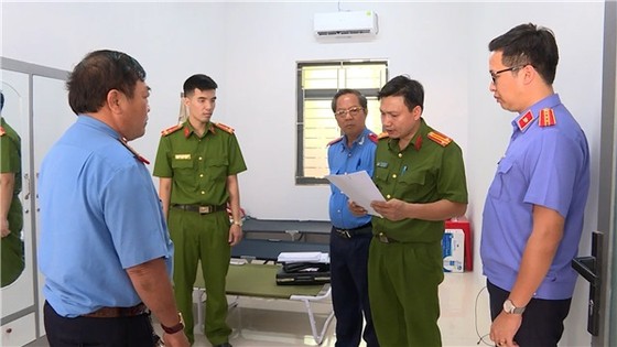 Cơ quan CSĐT đọc lệnh bắt thanh tra giao thông tỉnh Bà Rịa - Vũng Tàu về tội