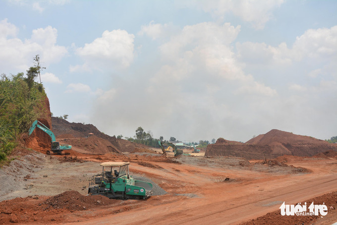 Một vị trí hạ cốt nền trên đất nông nghiệp ở huyện Xuân Lộc, Đồng Nai để tận thu nguồn dôi dư đắp cho cao tốc Phan Thiết - Dầu Giây - Ảnh: ĐỨC TRONG