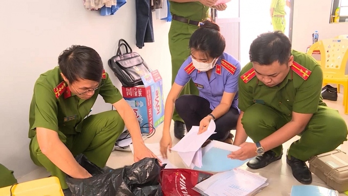 Lực lượng chức năng khám xét nơi làm việc của Thanh tra giao thông.
