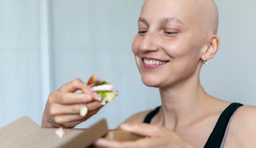 Người bệnh ung thư nên ăn đầy đủ chất dinh dưỡng để cơ thể hồi phục nhanh.