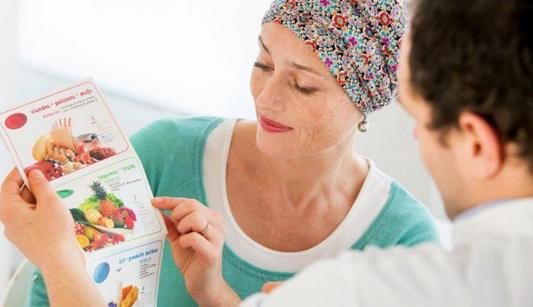 Hướng dẫn người bệnh ung thư lựa chọn các loại thực phẩm tốt cho cơ thể.