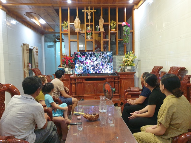 Cả gia đình chờ đợi Nguyễn Huy Hoàng cùng đồng đội thi đấu.