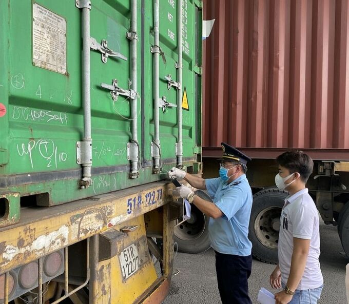 Lực lượng hải quan cửa khẩu Mộc Bài (Tây Ninh) kiểm tra seal định vị hàng quá cảnh (Ảnh: T.D)