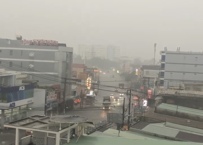 Cơn mưa xối xả trút xuống TP Biên Hòa, sau nhiều ngày nắng nóng hơn 40 độ
