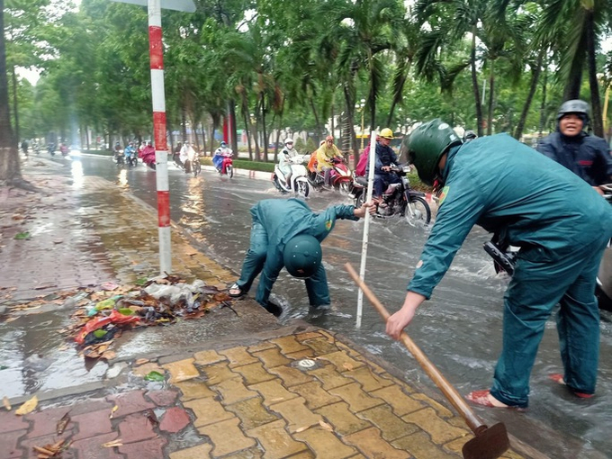 Lực lượng chức năng khơi thông các cống rãnh, giải quyết vấn đề ngập cục bộ sau cơn mưa lớn